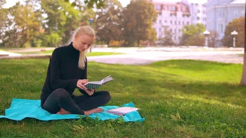 Kaukasisches Mädchen mit Studium im Freien