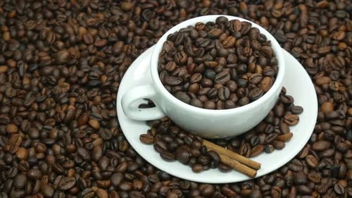 Tasse blanche et grains de café