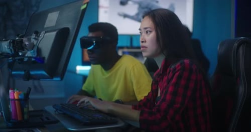 Développeurs de jeux vidéo travaillant ensemble