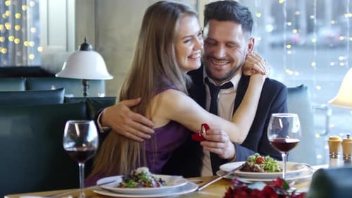 Mann schlägt Freundin beim Date vor