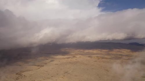 Sentez-vous comme un oiseau survolant les nuages, tirez sur Drone