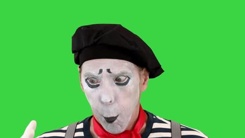 Mime bläst einen imaginären Ballon auf einem Greenscreen-Chroma-Key