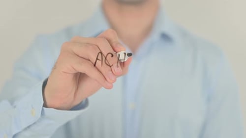 Ergebnisse erzielen, Mann schreibt auf transparentem Bildschirm