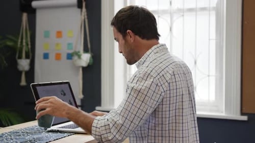 Professionnel masculin de la génération Y travaillant dans un bureau de création