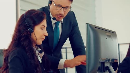 Geschäftsleute mit Headset, die im Büro arbeiten