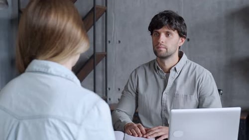 Geschäftsmann führt ein Interview mit einer Geschäftsfrau in einem Büro