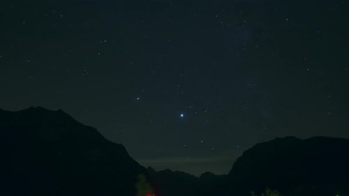 Nachtlandschaft mit Bergen und Sternen. Zeitraffer