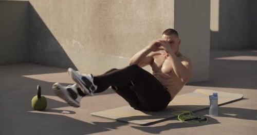Sportler macht Bauchmuskeltraining auf Sportplatz