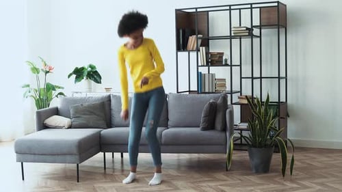 Afroamerikanische Frau hat Spaß