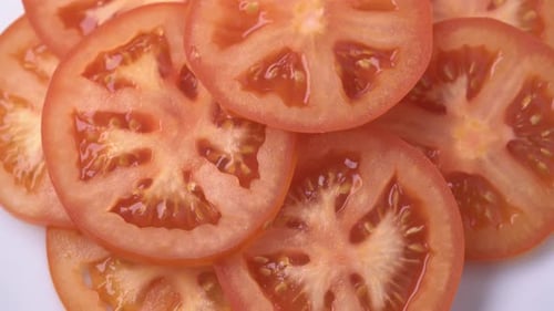 Tomatenscheiben Nahaufnahme, Makro-Food-Sommer-Hintergrund, Früchte von oben. Rotieren