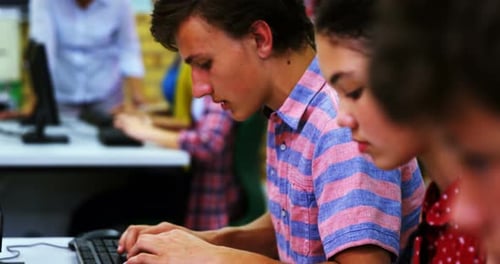 Aufmerksame Schüler mit Computer