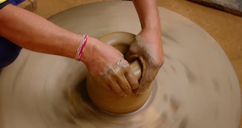 Poterie : mains mouillées et habiles d'un potier façonnant l'argile sur Potter Wheel. Casserole, vase à lancer