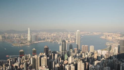 Die wunderschöne Stadt Hongkong mit der Kowloon Bay im Zentrum - Weitwinkelaufnahme
