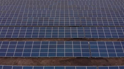 Drohnenblick aus der Luft in große Sonnenkollektoren eines Solarparks, Solarzellen-Kraftwerke, Filmvideo