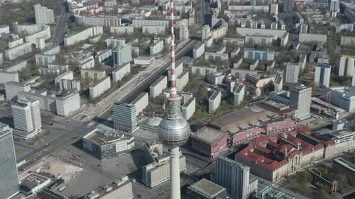 AERIAL: Atemberaubender Overhead-Flug über den Fernsehturm Alexander Platz im leeren Berlin