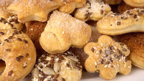 Kekse aus Shortbread-Teig. Die drehen sich auf der Platte.