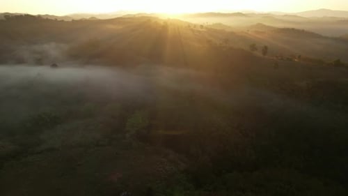 4K-Luftbild von der Drohne über dem Nebel der Berge. Goldene Landschaft bei Sonnenaufgang, Nan, Thailand