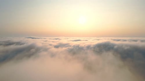Puesta de sol sobre las nubes. Volando sobre las nubes al atardecer.