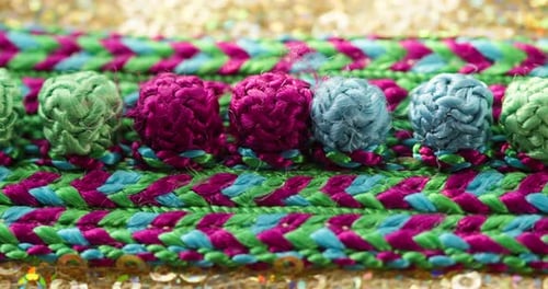 Motif de couleur tricoté sur tissu doré brillant avec gros plan à paillettes