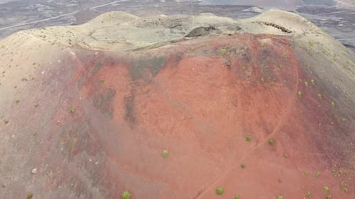 Drohnenaufnahmen aus der Luft eines riesigen roten Vulkans auf den Kanarischen Inseln, Spanien.