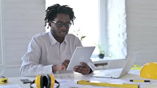 Afrikanischer Ingenieur mit Tablet