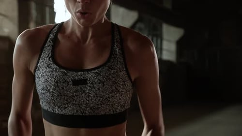 Training. Frau macht hohe Knie, läuft an Ort und Stelle, trainiert im Fitnessstudio