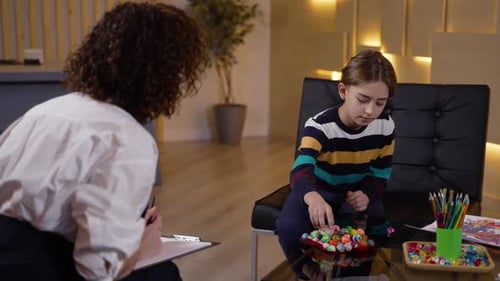 Therapeut verwendet farbige Bälle, um Kinderpatienten zu testen