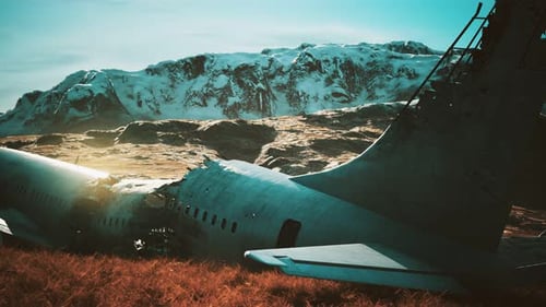 Flugzeug ist auf einem Berg abgestürzt