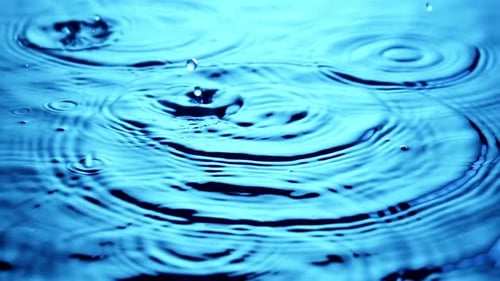 Regenwassertropfen in Zeitlupe