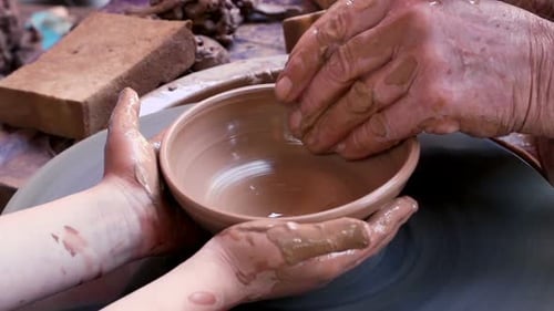 Potter au travail enseignant à un jeune étudiant