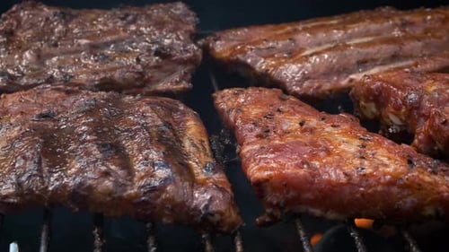 Tasty Ribs Kochen auf Barbecue Grill für Sommerparty im Freien