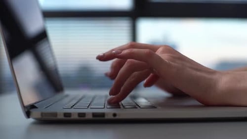 Nahaufnahme Hände einer nicht wiederzuerkennenden Geschäftsfrau, die den Deckel des Laptop-Computers am Schreibtisch auf Hintergrund schließt