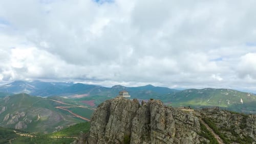 Impresionante sesión de una caseta de guardia en la cima de una colina