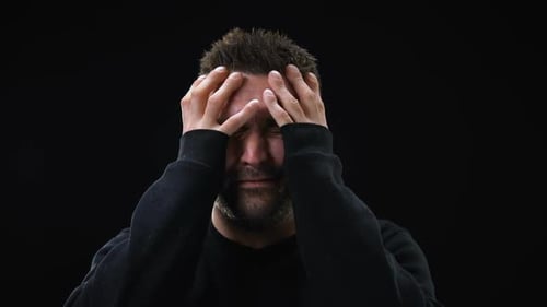 Verängstigter kaukasischer Mann erinnert sich an schreckliche Vergangenheit, psychologisches Trauma, Gesundheit