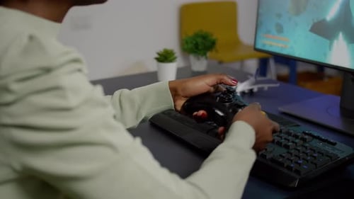 Nahaufnahme von kabellosem Joystick und RGB-Tastatur für Pro-Videospieler