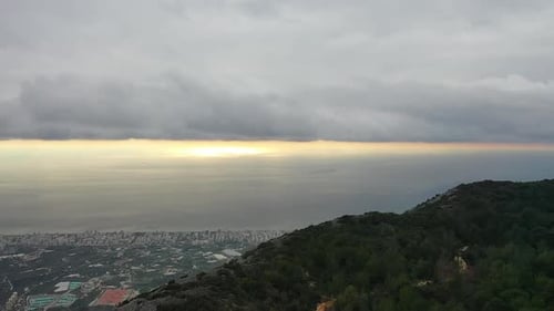 Vue des montagnes depuis les nuages filmée par Drone