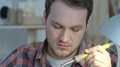 Handwerker arbeitet mit Schweißbrenner
