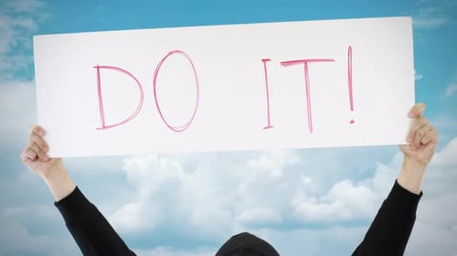 DO IT Text auf einem Plakat gegen den Himmel