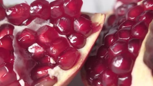 Scheibe Granatapfelkerne auf dem Tisch Nahaufnahme