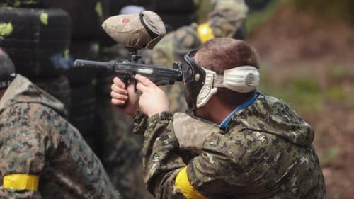 Spielen Sie Paintball-Spieler mit Waffen