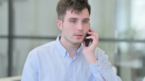 Portrait d'un jeune homme parlant au téléphone