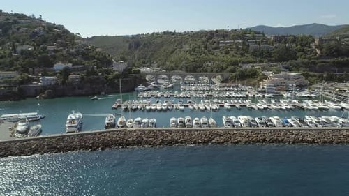 Vue aérienne de Port De La Rague sur la côte sud de la France