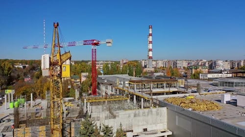 Von oben angeschossene Baustelle. Baustelle mit Kran arbeitet Outdoor