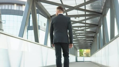 Selbstbewusster Typ im Anzug ist auf dem Weg zur Arbeit