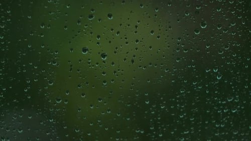 Fenêtre sous la pluie