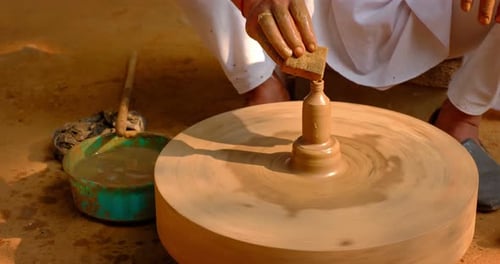 Poterie : mains mouillées et habiles d'un potier façonnant l'argile sur Potter Wheel. Casserole, vase à lancer