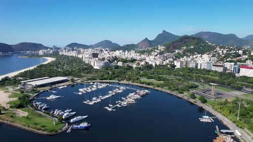 Panorâmica ampla do porto marítimo no centro da cidade do Rio de Janeiro, Brasil.