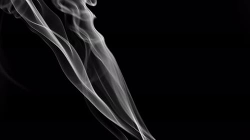 Weicher Nebel in Zeitlupe auf dunklem Hintergrund