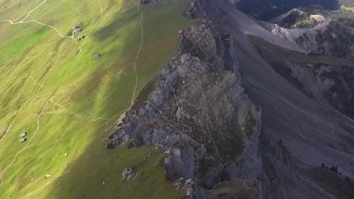 Champs verdoyants sur la montagne Seceda en Italie Ciel clair vers l'horizon