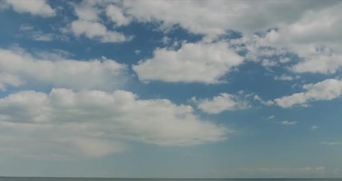 Nuages dans le ciel. Timelapse. 6K.